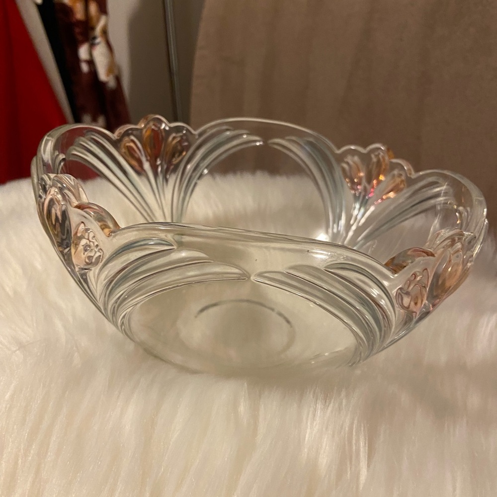 Elegant Clear Glass Bowl with Subtle Pink Accents